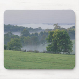 USA, Kentucky. Hügelige Landschaft des Bluegrass Mousepad
