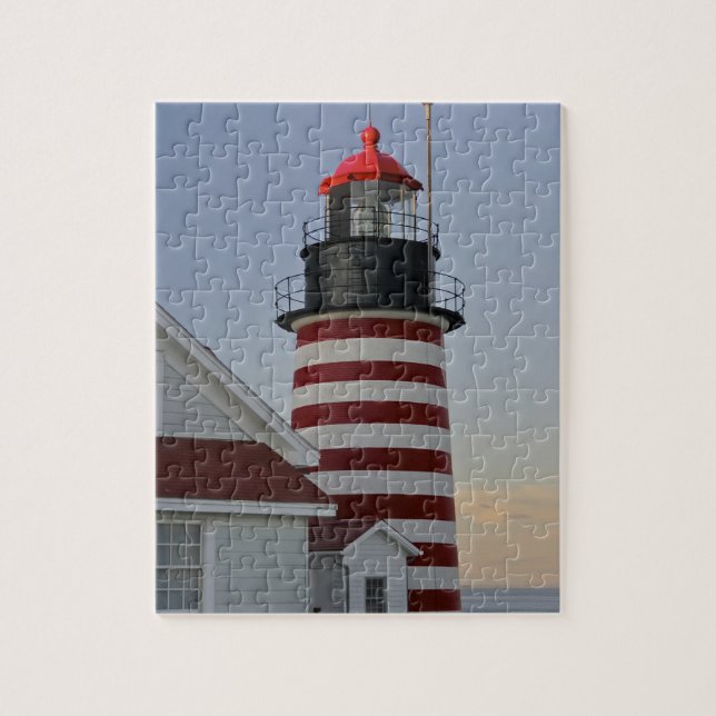 USA, Maine, Lubec. West Quoddy Head Lighthouse, (Vertikal)
