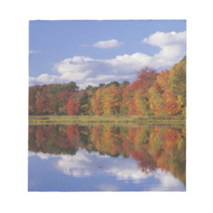USA, Massachusetts, Acton. Reflexion des Herbstes Notizblock