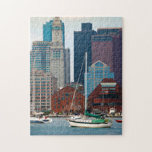 USA, Massachusetts. Boston Waterfront Skyline (Vertikal)