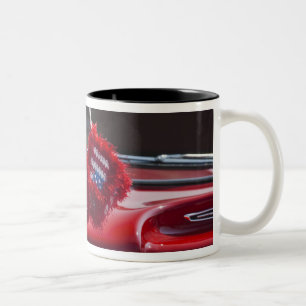 USA, Massachusetts, Gloucester. Flauschige Würfel Zweifarbige Tasse
