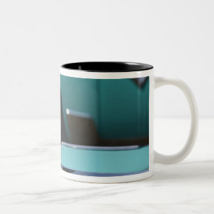 USA, Massachusetts, Gloucester. Ford aus den 1950e Zweifarbige Tasse