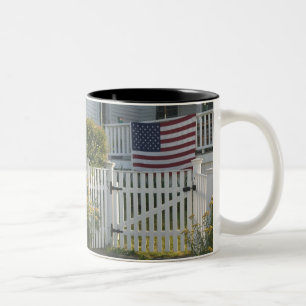 USA, Massachusetts, Gloucester: Patriotischer Zaun Zweifarbige Tasse