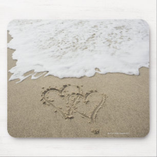 USA, Massachusetts, Herzen gezeichnet auf sandigem Mousepad