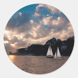 USA, Massachusetts. Segeln bei Sonnenuntergang Runder Aufkleber