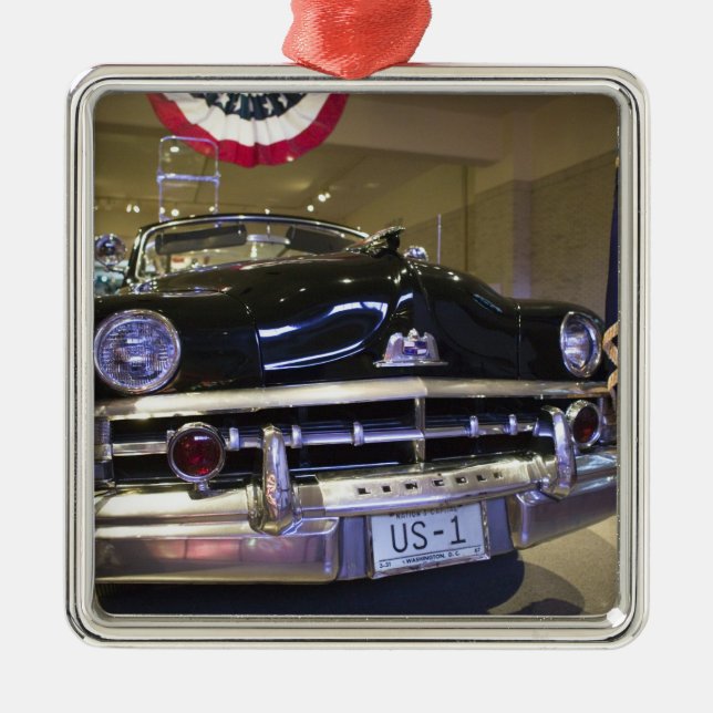 USA, Michigan, Dearborn: Das Henry Ford-Museum, 2 Silbernes Ornament (Vorne)