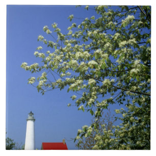 USA, Michigan, East Tawas. Tawas-Leuchtturm mit Fliese