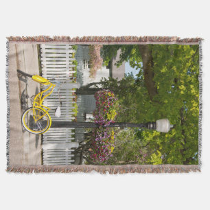 USA, Michigan, Mackinac Island. Gelbes Fahrrad Decke