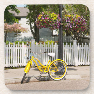 USA, Michigan, Mackinac Island. Gelbes Fahrrad Getränkeuntersetzer