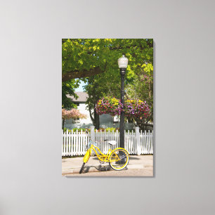 USA, Michigan, Mackinac Island. Gelbes Fahrrad Leinwanddruck
