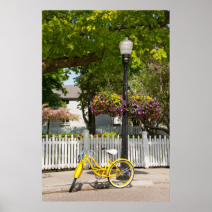 USA, Michigan, Mackinac Island. Gelbes Fahrrad Poster