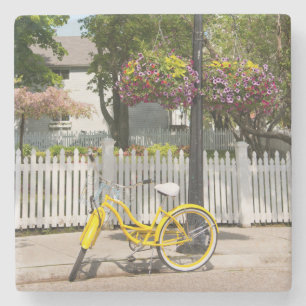 USA, Michigan, Mackinac Island. Gelbes Fahrrad Steinuntersetzer