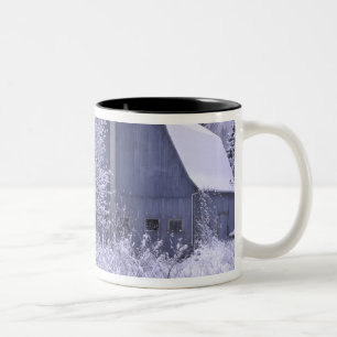 USA, Michigan, Rochester Hills. Schneeblau Zweifarbige Tasse