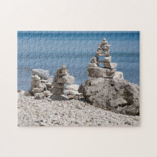 USA, Michigan. Steintürme am Strand