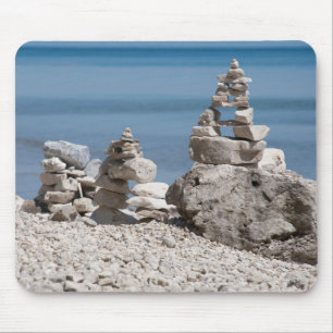 USA, Michigan. Steintürme am Strand Mousepad