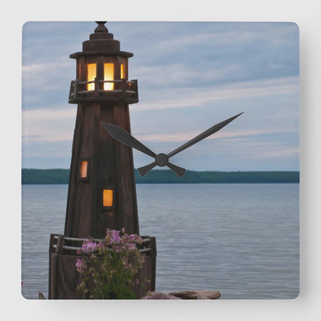 USA, Michigan. Yard Decoration Leuchtturm Quadratische Wanduhr (Vorderseite)