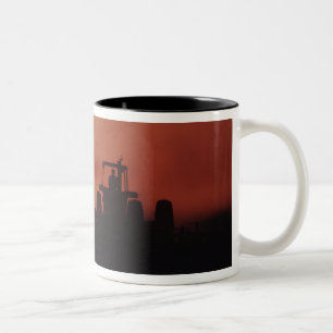USA, Mississippi, Baumwollfeld pflügen Zweifarbige Tasse
