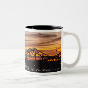 USA, Mississippi, Vicksburg. I-20 Highway und Zweifarbige Tasse