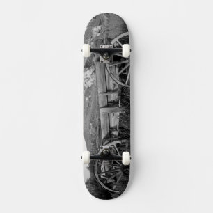 USA, Montana, Bannack State Park Alte Planwagen Skateboard