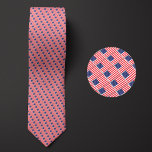 USA-Muster Krawatte<br><div class="desc">Die Fahne des USA Pattern Necktie hebt die Nationalfarben des Landes aus der Ferne hervor,  indem sie ein schlaues,  verworrenes Design verwendet. Bei einer näheren Überprüfung zeigt das nahtlos wiederholbare Muster winziger Flaggen das nationale Banner des Landes ästhetisch ansprechend.</div>