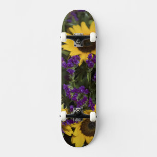 USA, Nahaufnahme der Brautstraußanordnung, Skateboard