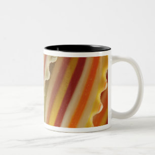 USA. Nahaufnahme von getrockneten Regenbogen-Pasta Zweifarbige Tasse