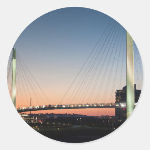 USA, Nebraska, Omaha, Bob Kerrey Fußgängerbrücke Runder Aufkleber