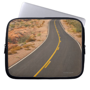 USA, Nevada, Tal des Feuers, Wüstenstraße Laptopschutzhülle