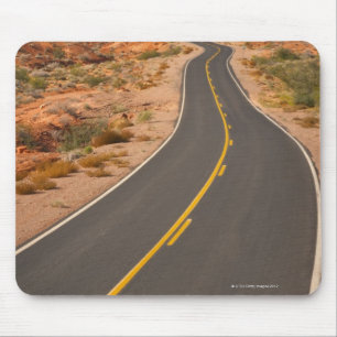 USA, Nevada, Tal des Feuers, Wüstenstraße Mousepad