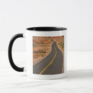 USA, Nevada, Tal des Feuers, Wüstenstraße Tasse