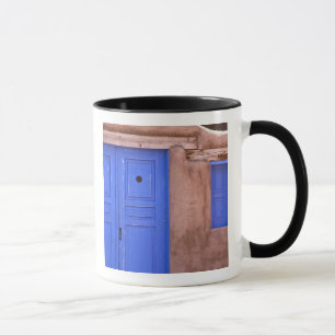 USA, New Mexico, Santa Fe. Ansicht einer blauen Tü Tasse