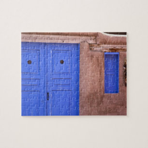 USA, New Mexico, Santa Fe. Blick auf blaue Tür und