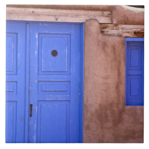 USA, New Mexico, Santa Fe. Sicht auf die blaue Tü Fliese