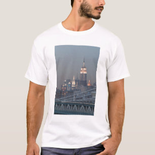 USA, New York City, Blick auf die Manhattan Bridge T-Shirt