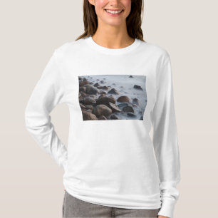 USA, New York, East Hampton. Brandung am T-Shirt