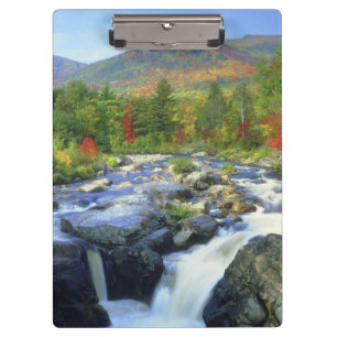 USA, New York. Ein Wasserfall im Adirondack Klemmbrett