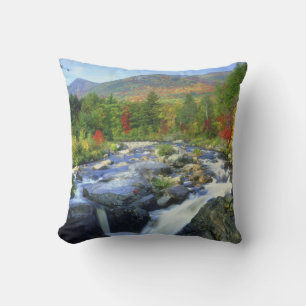 USA, New York. Ein Wasserfall in den Adirondack Kissen