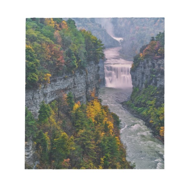 USA, New York, Letchworth Staat Park. Fluss und Notizblock (Vorderseite)