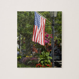USA, New York, Lewiston. Amerikanische Flagge ange