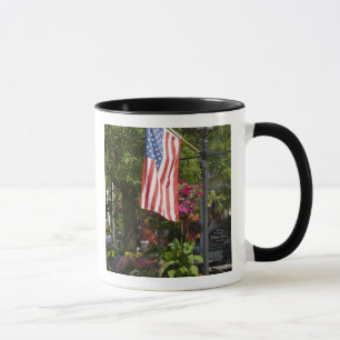 USA, New York, Lewiston. Amerikanische Flagge ange Tasse