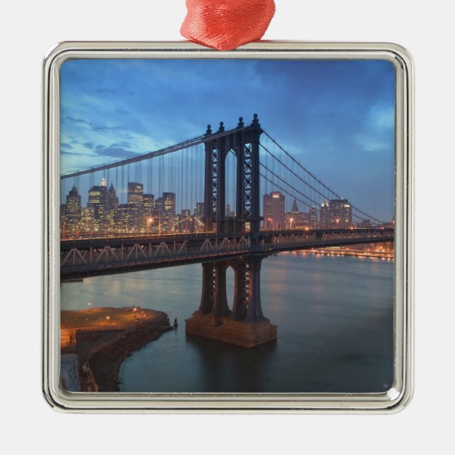 USA, New York, New York City, Manhattan:26 Silbernes Ornament (Vorne)