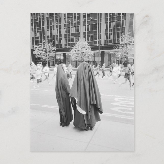 USA, NEW YORK: New York City Nuns Watching NYC Postkarte (Vorderseite)