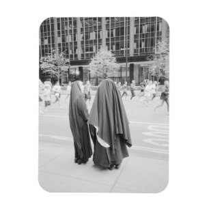 USA, NEW YORK: New Yorker Nonnen beobachten NYC Magnet