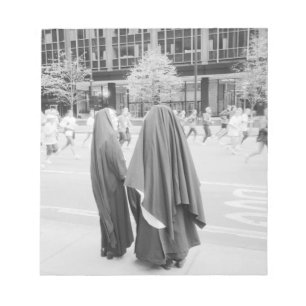 USA, NEW YORK: New Yorker Nonnen beobachten NYC Notizblock