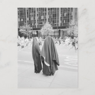 USA, NEW YORK: New Yorker Nonnen beobachten NYC Postkarte