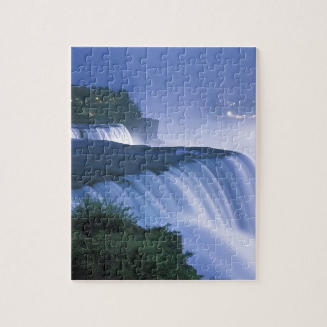 USA, New York, Niagara Falls. American Falls in (Vertikal)