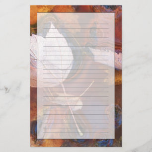 USA, Nordosten, Herbstlaub in einer Pfütze mit Briefpapier