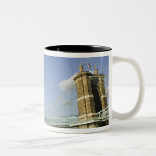 USA, Ohio, Cincinnati: Roebling-Hängebrücke 2 Zweifarbige Tasse