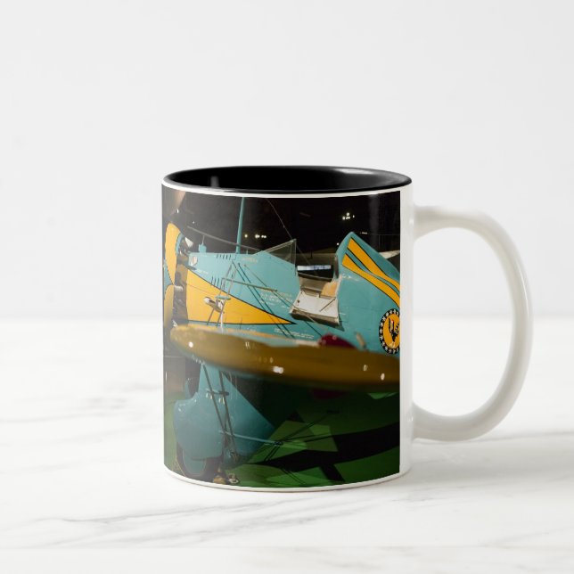USA, Ohio, Dayton: US-Luftwaffe Museum und 2 Zweifarbige Tasse (Rechts)