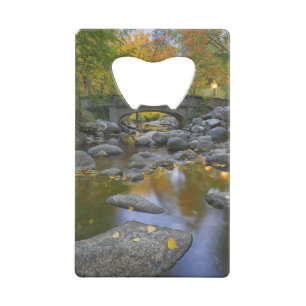 USA, Oregon, Ashland, Lithia Park. Herbst Kreditkarten Flaschenöffner